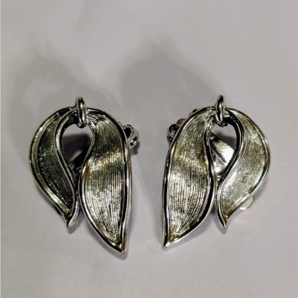 Signed Lisner Silver Tone Swirl Leaf Clip On Earrings Round Brushed